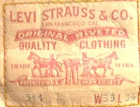 Логотип на задней стороне джинсов Levis